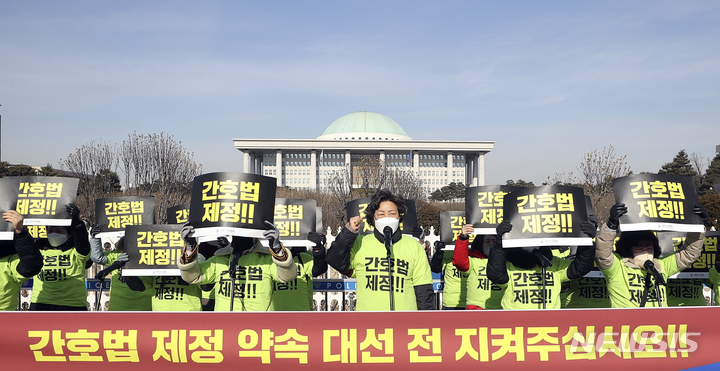 [서울=뉴시스] 최진석 기자 = 대한간호협회 간호사들이 9일 서울 여의도 국회 앞에서 '간호법 제정과 불법진료·불법의료기관 퇴출을 위한 수요집회'에서 간호법 제정 촉구 구호를 외치고 있다. 2022.02.09. myjs@newsis.com