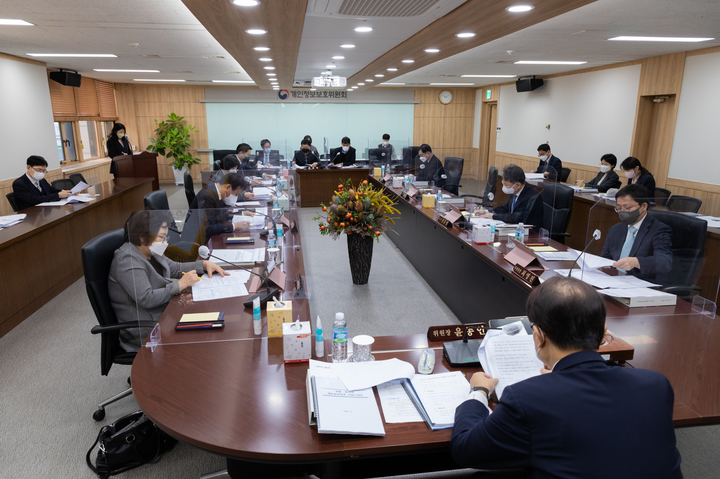 [서울=뉴시스] 정병혁 기자 = 윤종인 개인정보보호위원회 위원장이 9일 서울 종로구 정부서울청사에서 열린 제3회 개인정보보호위원회 전체회의에서 모두발언을 하고 있다.(사진=개인정보보호위원회 제공) 2022.02.09. photo@newsis.com *재판매 및 DB 금지