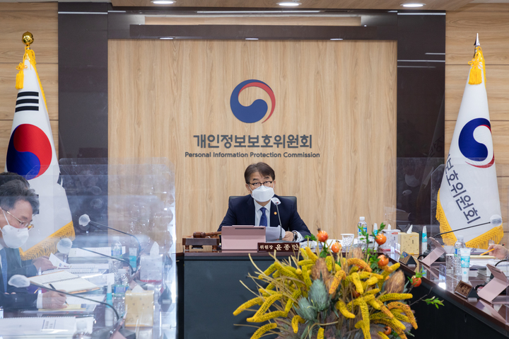 [서울=뉴시스] 정병혁 기자 = 윤종인 개인정보보호위원회 위원장이 9일 서울 종로구 정부서울청사에서 열린 제3회 개인정보보호위원회 전체회의에서 모두발언을 하고 있다.(사진=개인정보보호위원회 제공) 2022.02.09. photo@newsis.com *재판매 및 DB 금지