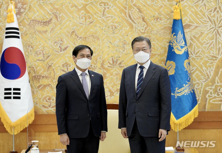 [서울=뉴시스] 전진환 기자 = 문재인 대통령이 9일 오전 청와대 본관 접견실에서 부이 타잉 썬 베트남 외교장관을 접견, 기념촬영을 하고 있다. 2022.02.09. amin2@newsis.com