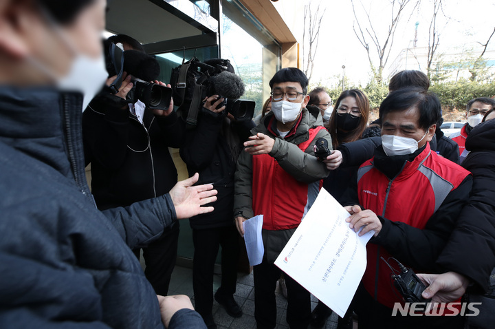 [서울=뉴시스] 조수정 기자 = 9일 서울 강남구 압구정동 신현대아파트 관리사무소 앞에서 해고 통보를 받은 경비노동자들과 민주노총 민주일반노조 관계자 등이 경비·관리업체 퇴출 촉구 기자회견을 마친 뒤 입주자 대표회의에 전달할 경비노동자 요구안을 관리소장(왼쪽)에게 주는 과정에서 말다툼이 벌어지고 있다. 신현대아파트 경비노동자 8명은 지난달 25일 해고를 통보받았다. 경비 용역업체 변경 과정에서 사유 고지 없이 해고됐다. 이들은 경비용역업체 변경과 관련, "노동조합을 무력화 하고 와해하려는 시도가 담긴 다수의 문건을 제보받았고 이 중 '관리 입찰 후 낙찰업체에 대한 질의안'에 '노조를 무력화 시키는 퇴출방법' ' 노조 간부를 무리없이 명분화해서 퇴출' 같은 부당노동행위에 해당하는 질문이 포함돼 있다"며 부당노동행위 책임자를 명확히 해야한다고 강조했다. 2022.02.09. chocrystal@newsis.com