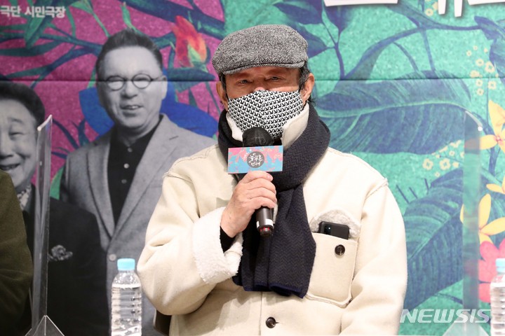 [서울=뉴시스] 박진희 기자 = 연극 '물리학자' 배우 정욱이 9일 서울 종로구 공공그라운드에서 제6회 늘푸른연극제 '그래도, 봄' 기자간담회를 하고 있다. ‘늘푸른연극제’(운영위원장 전무송, 주관 스튜디오 반, 후원 한국문화예술위원회)는 국내 연극계에 기여한 원로 연극인들의 업적을 기리는 연극제이다. 2022.02.00. pak7130@newsis.com