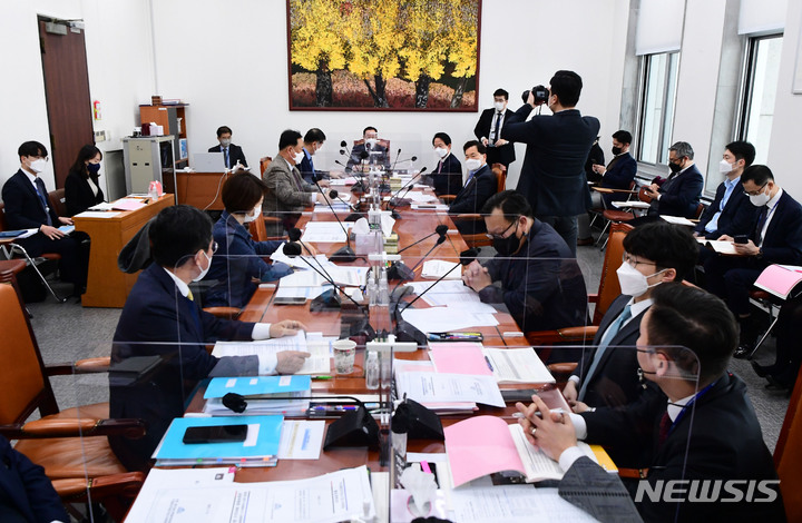 [서울=뉴시스] 최진석 기자 = 9일 서울 여의도 국회에서 예산결산특별위원회 소위원회가 열리고 있다. (공동취재사진) 2022.02.09. photo@newsis.com