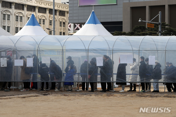 [서울=뉴시스] 백동현 기자 = 코로나19 신규 확진자가 4만9576명으로 집계된 9일 오후 서울 용산역 임시선별검사소에서 시민들이 검사를 받기 위해 대기하고 있다. 2022.02.09. livertrent@newsis.com