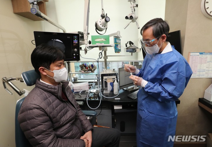 [서울=뉴시스] 김명원 기자 = 9일 오후 호흡기지정의료기관인 서울 종로구 예림이비인후과에서 강희선 원장이 신속항원검사키트를 이용해 병원 내방자의 채취한 검체를 용액에 희석하고 있다. 이날 김부겸 국무총리는 이 의료기관에서 코로나19 동네 병의원 중심 의료대응 현장점검을 펼쳤다. (공동취재사진) 2022.02.09. photo@newsis.com