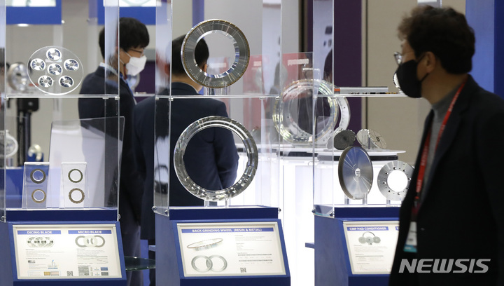 [서울=뉴시스] 조수정 기자 = 반도체 산업 전시회 '세미콘 코리아(SEMICON Korea)'. 2022.02.09. chocrystal@newsis.com