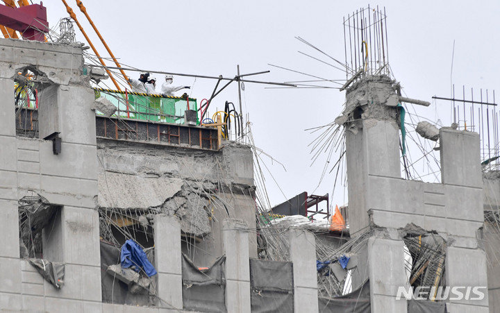 [광주=뉴시스] 변재훈 기자 = 경찰·국립과학수사연구원과 고용노동부가 9일 오후 광주 서구 HDC현대산업개발 신축 아파트 붕괴 현장에서 1차 합동 감식을 벌이고 있다. 2022.02.09. wisdom21@newsis.com