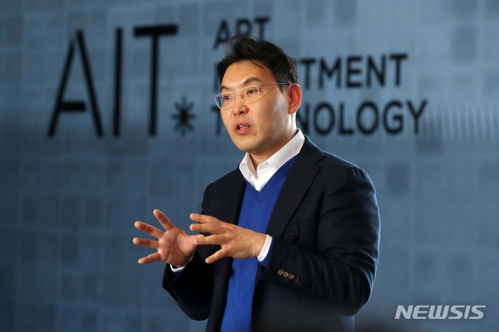 [서울=뉴시스] 박진희 기자 = 도형태 에이트(AIT) 대표이사가 9일 서울 강남구 사옥에서 디지털아트 NFT 플랫폼 '에트나 ETNAH' 발표 기자간담회를 하고 있다. 주식회사 에이트(AIT Inc.)는 갤러리현대와 메타버스, 가상현실, 3D 모델링 스타트업 기업인 알타바 그룹과 공동창업한 회사이며, 디지털아트 NFT 발행 및 거래, NFT 플랫폼 운영을 주요 사업 영역으로 하고 있다. 2022.02.09. pak7130@newsis.com