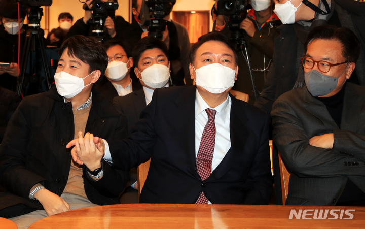 [서울=뉴시스] 국회사진기자단 = 윤석열 국민의힘 대선 후보와 이준석 대표가 9일 오후 서울 여의도 한 카페에서 열린 김근식 전 선대위 정세분석실장의 대북정책 바로잡기 출간기념 북콘서트에 참석해 있다. 2022.02.09. photo@newsis.com