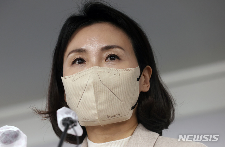 [서울=뉴시스] 전신 기자 = 이재명 더불어민주당 대선 후보 부인 김혜경씨가 9일 서울 여의도 당사에서 기자회견을 열고 과잉 의전 논란과 관련해 사과하고 있다. (공동취재사진) 2022.02.09. photo@newsis.com