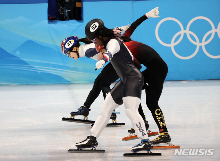 [베이징(중국)=뉴시스] 고범준 기자 = 9일 오후 중국 베이징 캐피털 실내경기장에서 열린 2022 베이징동계올림픽 쇼트트랙 여자 1000m 예선, 한국 이유빈이 피니쉬라인을 통과하고 있다. 2022.02.09. bjko@newsis.com