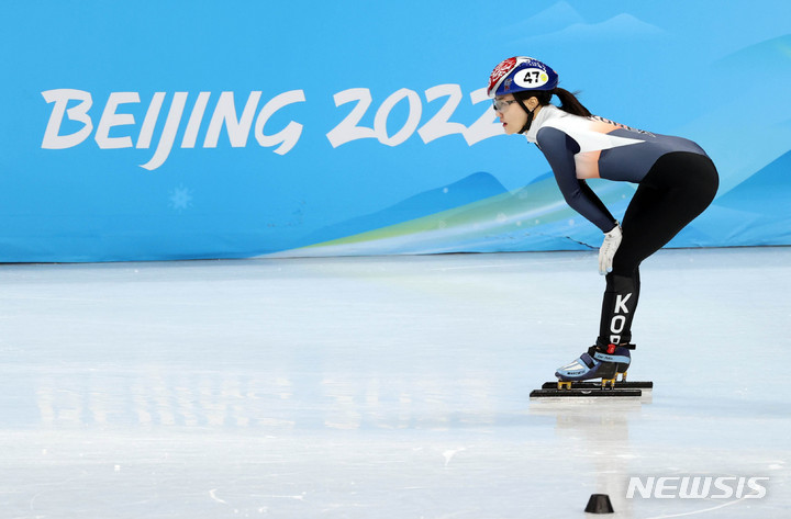 [베이징(중국)=뉴시스] 고범준 기자 = 9일 오후 중국 베이징 캐피털 실내경기장에서 열린 2022 베이징동계올림픽 쇼트트랙 여자 1000m 예선, 한국 이유빈이 피니쉬라인을 통과한 뒤 숨을 고르고 있다. 2022.02.09. bjko@newsis.com