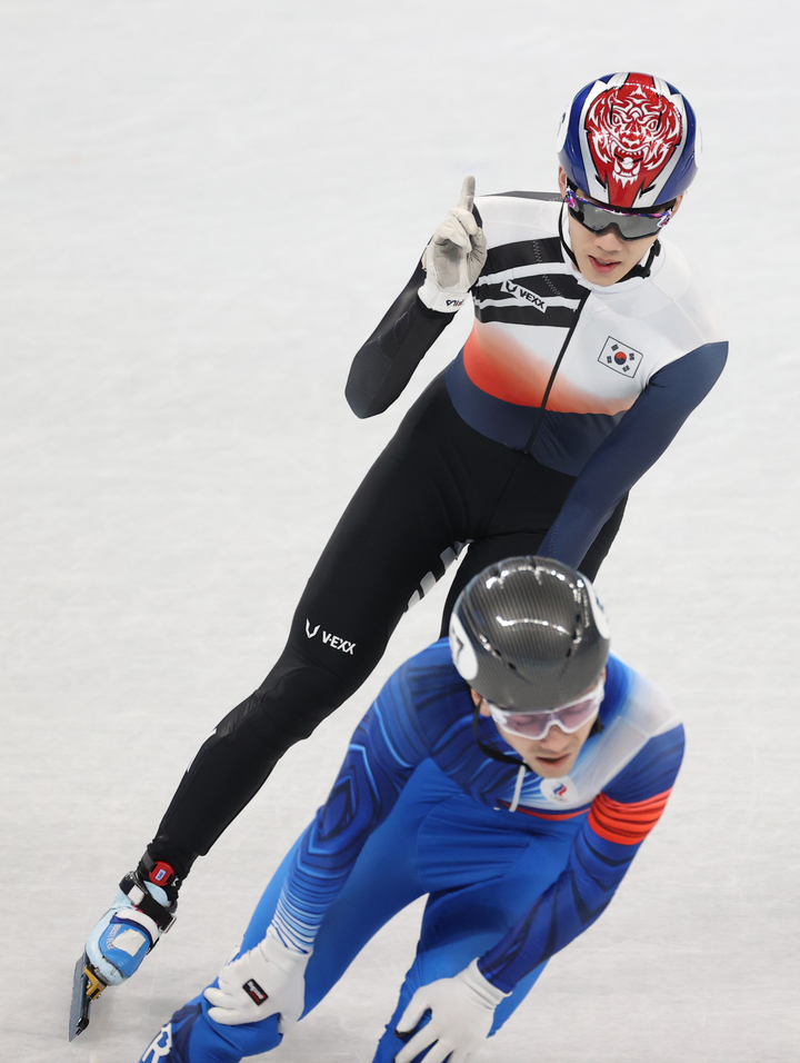 [베이징(중국)=뉴시스] 홍효식 기자 = 9일 오후 중국 베이징 캐피털 실내경기장에서 열린 2022 베이징동계올림픽 쇼트트랙 남자 1500m 준결승 경기, 한국 황대헌이 조 1위로 결승점을 통과한 뒤 손가락을 들어보이고 있다. 2022.02.09. yesphoto@newsis.com