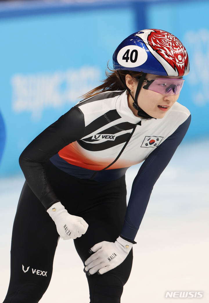 [베이징(중국)=뉴시스] 김병문 기자 = 9일 오후 중국 베이징 캐피털 실내경기장에서 열린 2022 베이징동계올림픽 쇼트트랙 여자 3000m 계주 준결승 경기, 한국 최민정이 결승선을 통과한 뒤 주먹을 불끈 쥐고 있다. 2022.02.09. dadazon@newsis.com