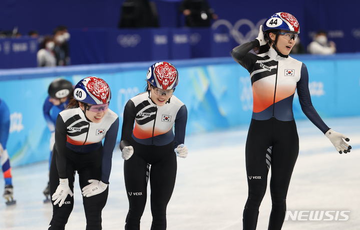 [베이징(중국)=뉴시스] 김병문 기자 = 9일 오후 중국 베이징 캐피털 실내경기장에서 열린 2022 베이징동계올림픽 쇼트트랙 여자 3000m 계주 준결승 경기, 한국 최민정(왼쪽부터), 이유빈, 김아랑이 밝은 표정으로 경기 결과를 기다리고 있다. 2022.02.09. dadazon@newsis.com