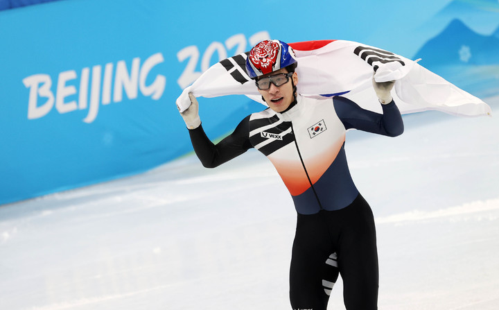 [베이징(중국)=뉴시스] 고범준 기자 = 9일 오후 중국 베이징 캐피털 실내경기장에서 열린 2022 베이징동계올림픽 쇼트트랙 남자 1500m 결승 경기에서 금메달을 차지한 황대헌이 태극기를 들고 기뻐하고 있다. 2022.02.09. bjko@newsis.com
