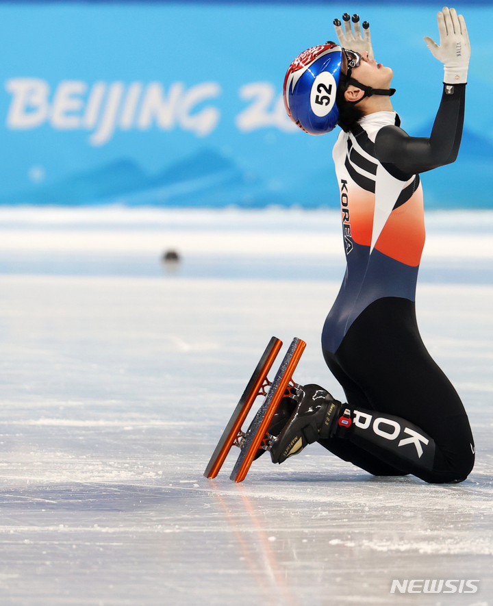 [베이징(중국)=뉴시스] 김병문 기자 = 9일 오후 중국 베이징 캐피털 실내경기장에서 열린 2022 베이징동계올림픽 쇼트트랙 남자 1500m 결승 경기에서 금메달을 차지한 한국 황대헌이 기뻐하고 있다. 2022.02.09. dadazon@newsis.com