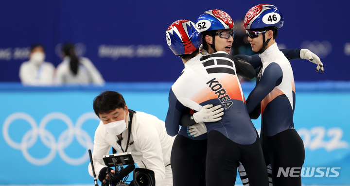 [베이징(중국)=뉴시스] 김병문 기자 = 9일 오후 중국 베이징 캐피털 실내경기장에서 열린 2022 베이징동계올림픽 쇼트트랙 남자 1500m 결승 경기에서 금메달을 차지한 한국 황대헌이 이준서, 박장혁의 축하를 받고 있다. 2022.02.09. dadazon@newsis.com