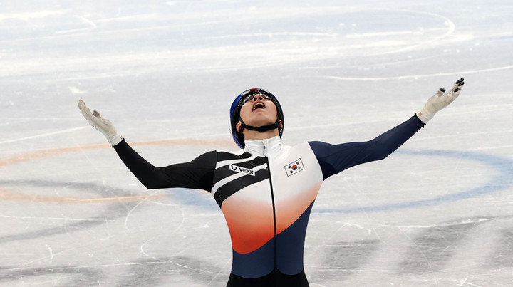 [베이징(중국)=뉴시스] 고범준 기자 = 9일 오후 중국 베이징 캐피털 실내경기장에서 열린 2022 베이징동계올림픽 쇼트트랙 남자 1500m 결승 경기, 한국 황대헌이 금메달을 획득한 후 기뻐하고 있다. 2022.02.09. bjko@newsis.com