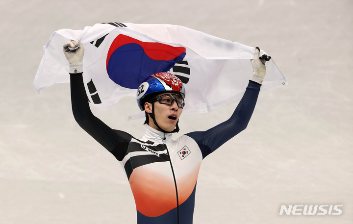 [베이징(중국)=뉴시스] 고범준 기자 = 9일 오후 중국 베이징 캐피털 실내경기장에서 열린 2022 베이징동계올림픽 쇼트트랙 남자 1500m 결승 경기, 한국 황대헌이 금메달을 획득한 후 태극기를 들고 링크를 돌고 있다. 2022.02.09. bjko@newsis.com