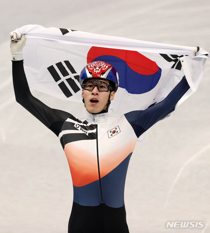 [베이징(중국)=뉴시스] 고범준 기자 = 9일 오후 중국 베이징 캐피털 실내경기장에서 열린 2022 베이징동계올림픽 쇼트트랙 남자 1500m 결승 경기, 한국 황대헌이 금메달을 획득한 후 태극기를 들고 링크를 돌고 있다. 2022.02.09. bjko@newsis.com