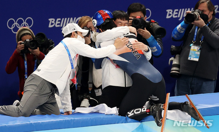 [베이징(중국)=뉴시스] 홍효식 기자 = 9일 오후 중국 베이징 캐피털 실내경기장에서 열린 2022 베이징동계올림픽 쇼트트랙 남자 1500m 결승 경기에서 금메달을 차지한 황대헌이 김병준, 이영석 코치와 기뻐하고 있다. 2022.02.09. yesphoto@newsis.com