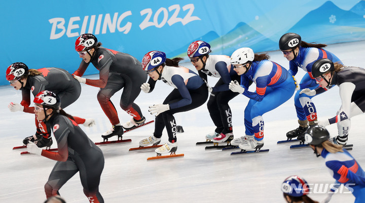 [베이징(중국)=뉴시스] 고범준 기자 = 9일 오후 중국 베이징 캐피털 실내경기장에서 열린 2022 베이징동계올림픽 쇼트트랙 여자 3000m 계주 준결승, 한국 서휘민이 김아랑을 밀어주고 있다. 2022.02.09. bjko@newsis.com