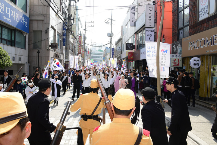 [부산=뉴시스] 2017년 부산 동래구에서 열린 3·1 독립만세운동 재현행사 (사진=동래구청 제공) *재판매 및 DB 금지