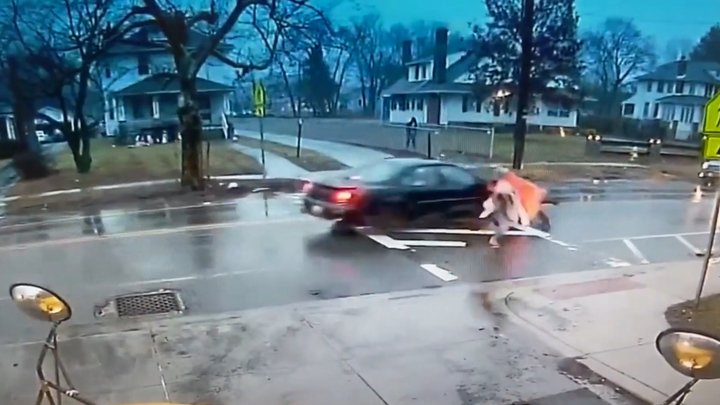 미국 메릴랜드 주 여경이 돌질한 승용차에 치일뻔한 여학생을 구해 영웅으로 떠올랐다. 출처: 유튜브 WJZ *재판매 및 DB 금지