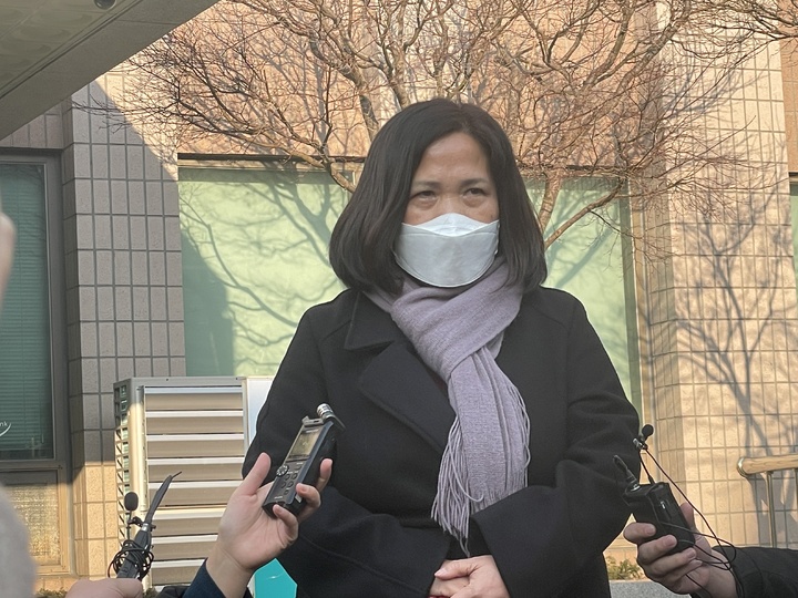 고 김용균씨 유족인 김미숙씨가 10일 대전지법 서산지원 앞에서 선고를 들은 뒤 기자회견을 하고 있다. *재판매 및 DB 금지