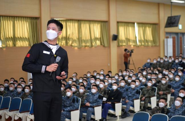 [서울=뉴시스] 해군 군악의장대대 홍보대 박보검 병장이 10일 해군교육사령부 신병교육대대 교육관에서 열린 ‘모범 리더 병사 군 복무 성공사례 교육’ 교관으로 나서 680기 훈련병들에게 군 생활 성공 경험을 전하고 있다. 2022.02.11. (사진=손정민 중사 제공) *재판매 및 DB 금지