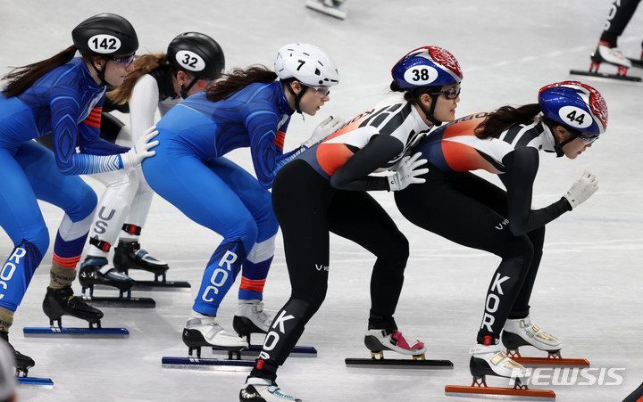 [베이징(중국)=뉴시스] 고범준 기자 = 9일 오후 중국 베이징 캐피털 실내경기장에서 열린 2022 베이징동계올림픽 쇼트트랙 여자 3000m 계주 준결승, 한국 서휘민(38번)이 김아랑을 밀어주고 있다. 2022.02.09. bjko@newsis.com