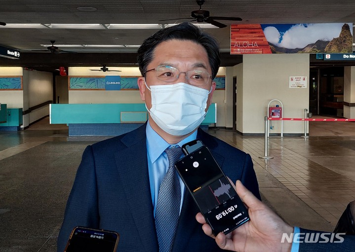 [호놀룰루=뉴시스] 김난영 특파원=지난달 9일(현지 시간) 노규덕 외교부 한반도평화교섭본부장이 하와이에서 특파원들과 대화를 하고 있다. 2022.02.10. imzero@newsis.com