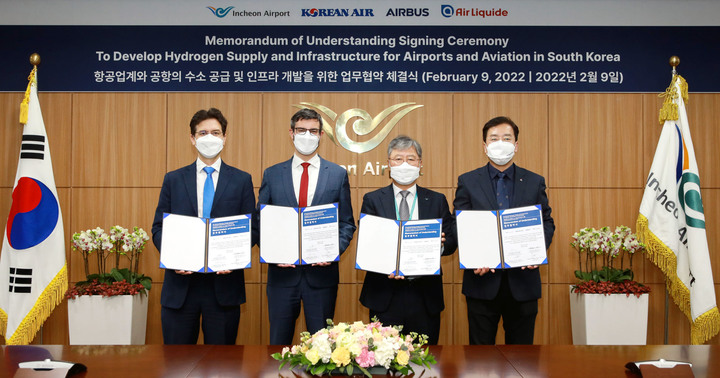 [인천공항=뉴시스] 홍찬선 기자 = 지난 9일 오후 공사 회의실에서 열린 '항공업계와 공항의 수소공급 및 인프라 개발을 위한 업무협약 체결식'에서 전형욱 공사 인프라본부장과 이수근 대한항공 오퍼레이션부문 부사장, 파브리스 에스피노자 에어버스코리아 대표이사, 기욤 코테 에어리퀴드코리아 대표이사가 기념촬영을 하고 있다. (사진=인천공항공사 제공)2022.02.10. photo@newsis.com *재판매 및 DB 금지