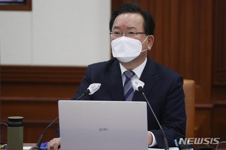 [서울=뉴시스] 조수정 기자 = 김부겸 국무총리가 10일 서울 종로구 정부서울청사에서 열린 국정현안점검조정회의에서 모두발언 하고 있다. (공동취재사진) 2022.02.10. chocrystal@newsis.com