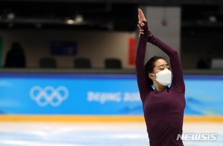 [베이징(중국)=뉴시스] 고범준 기자 = 피겨스케이팅 여자 싱글 유영이 10일 오전 중국 베이징 캐피탈 실내경기장 인근 피겨 트레이닝 링크에서 2022 베이징동계올림픽대회 출전을 앞두고 훈련을 하고 있다. 2022.02.10. bjko@newsis.com