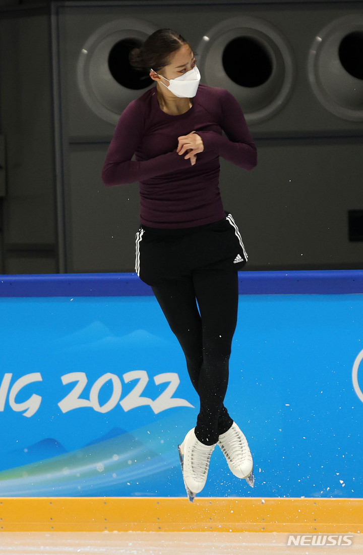 [베이징(중국)=뉴시스] 고범준 기자 = 피겨스케이팅 여자 싱글 유영이 10일 오전 중국 베이징 캐피탈 실내경기장 인근 피겨 트레이닝 링크에서 2022 베이징동계올림픽대회 출전을 앞두고 훈련을 하고 있다. 2022.02.10. bjko@newsis.com