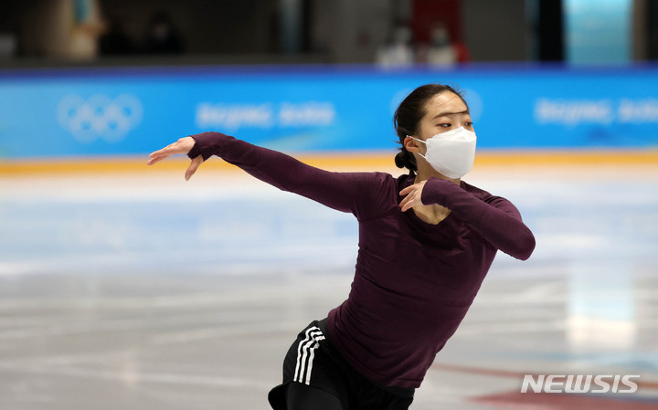 [베이징(중국)=뉴시스] 고범준 기자 = 피겨스케이팅 여자 싱글 유영이 10일 오전 중국 베이징 캐피탈 실내경기장 인근 피겨 트레이닝 링크에서 2022 베이징동계올림픽대회 출전을 앞두고 훈련을 하고 있다. 2022.02.10. bjko@newsis.com