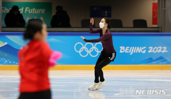 [베이징(중국)=뉴시스] 고범준 기자 = 피겨스케이팅 여자 싱글 유영이 10일 오전 중국 베이징 캐피탈 실내경기장 인근 피겨 트레이닝 링크에서 2022 베이징동계올림픽대회 출전을 앞두고 훈련을 하고 있다. 2022.02.10. bjko@newsis.com