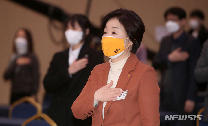 [서울=뉴시스] 김선웅 기자 = 심상정 정의당 대선 후보가 10일 서울 강남구 한국과학기술회관에서 열린 '과학기술인이 묻고 대선후보가 답하다' 대선후보 초청 과학기술 정책토론회에서 국민의례를 하고 있다. 2022.02.10. mangusta@newsis.com