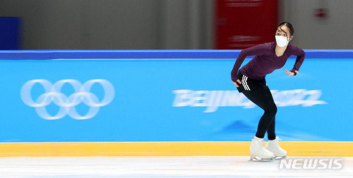 [베이징(중국)=뉴시스] 고범준 기자 = 피겨스케이팅 여자 싱글 유영이 10일 오전 중국 베이징 캐피탈 실내경기장 인근 피겨 트레이닝 링크에서 2022 베이징동계올림픽대회 출전을 앞두고 훈련을 하고 있다. 2022.02.10. bjko@newsis.com
