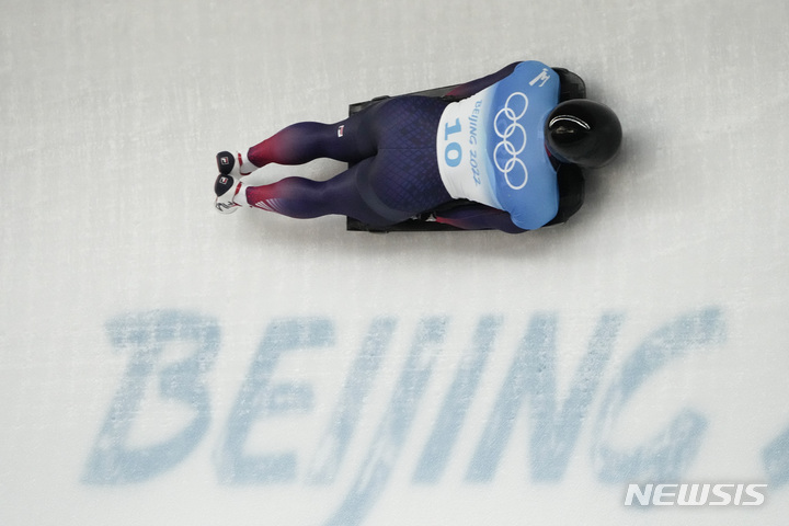 [베이징=AP/뉴시스] 정승기가 10일(현지시간) 중국 베이징 옌칭의 국립 슬라이딩 센터에서 열린 2022 베이징 동계올림픽 남자 스켈레톤 1차 시기 경기를 펼치고 있다. 2022.02.10.