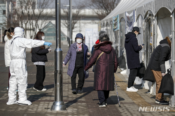 [서울=뉴시스] 정병혁 기자 = 지난 10일 오전 서울 마포구 서강대역사 광장 임시선별검사소에서 신속항원검사를 받은 시민들이 결과를 기다리고 있다. 2022.02.10. jhope@newsis.com