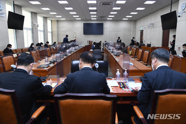 [서울=뉴시스] 최동준 기자 =지난 10일 서울 여의도 국회에서 정치개혁 특별위원회 소위원회가 열리고 있다. (공동취재사진) 2022.02.10. photo@newsis.com