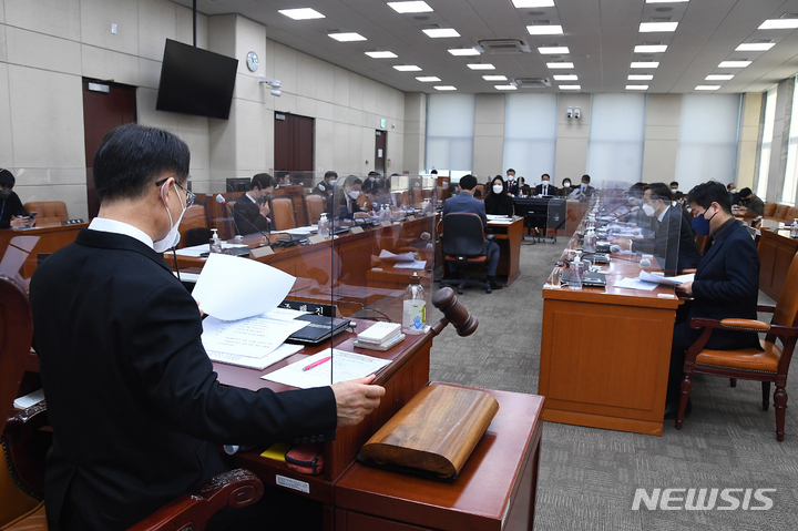 [서울=뉴시스] 최동준 기자 = 10일 서울 여의도 국회에서 열린 정치개혁 특별위원회 소위원회에서 조해진 소위원장이 의사봉을 두드리고 있다. (공동취재사진) 2022.02.10. photo@newsis.com