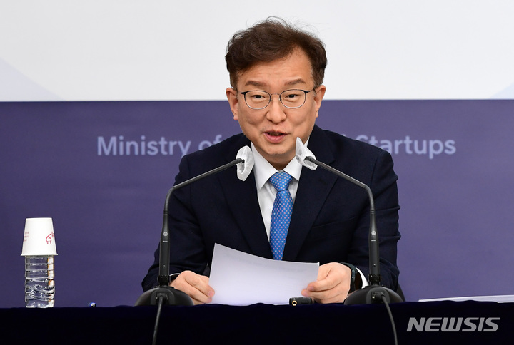 [서울=뉴시스] 조수정 기자 = 권칠승 중소벤처기업부 장관이 10일 오전 서울 종로구 정부서울청사 별관 브리핑실에서 취임 1주년 기자간담회를 하고 있다. 권 장관은 이날 기자간담회에서 중소, 벤처기업, 소상공인과 함께 현장중심 정책을 통해 취임 초기 약속을 이행하고 위기를 극복하는 성과를 창출했다고 밝혔다. (공동취재사진) 2022.02.10. chocrystal@newsis.com