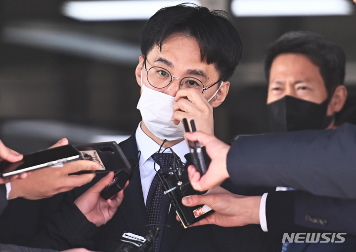 [성남=뉴시스] 김종택기자 = 성남FC 후원금 의혹 사건의 보완수사를 요구하다 사의를 밝힌 박하영 전 수원지검 성남지청 차장검사가 지난달 10일 오전 경기도 수원지검 성남지청에서 명예 퇴임식을 마친 뒤 취재진의 질문에 답변하고 있다. 2022.02.10. jtk@newsis.com