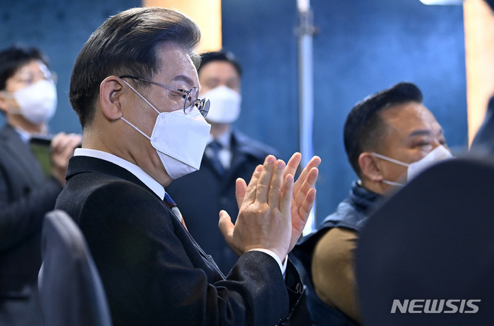 [서울=뉴시스] 국회사진기자단 = 이재명 더불어민주당 대선 후보가 10일 서울 영등포구 한국노총에서 열린 노동 정책 협약식에서 박수를 치고 있다. 2022.02.10. photo@newsis.com