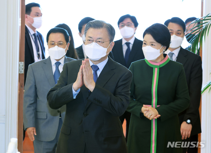 [서울=뉴시스] 전진환 기자 = 문재인 대통령과 김정숙 여사가 지난달 10일 청와대에서 열린 자립준비청년 초청 오찬 간담회에 입장하고 있다. 2022.02.10. amin2@newsis.com