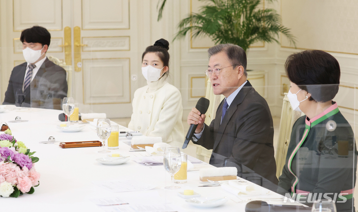 [서울=뉴시스] 전진환 기자 = 문재인 대통령이 10일 청와대에서 열린 자립준비청년 초청 오찬 간담회에 참석, 인사말을 하고 있다. 2022.02.10. amin2@newsis.com